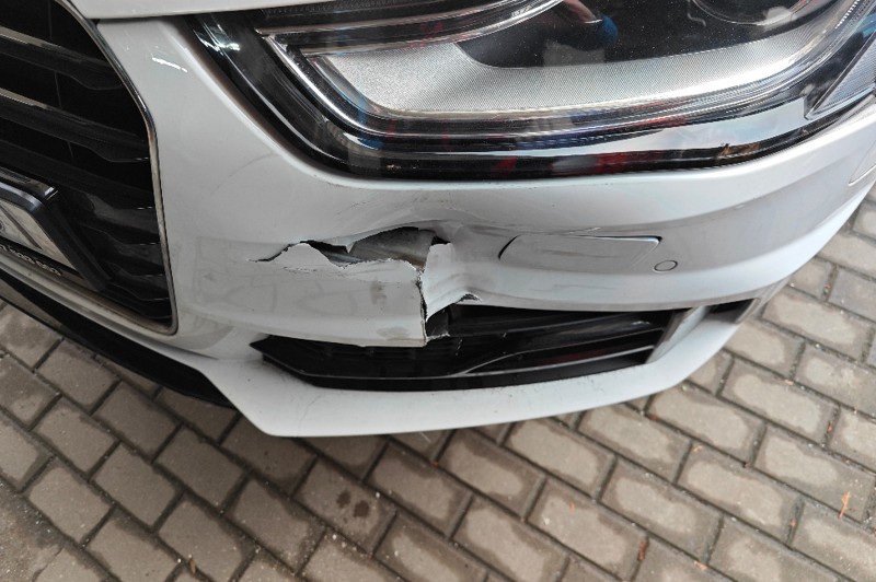 Oprava poškozeného nárazníku Audi