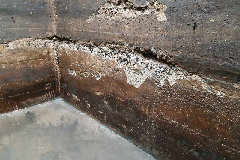 Oprava staré poškozené betonové jímky
