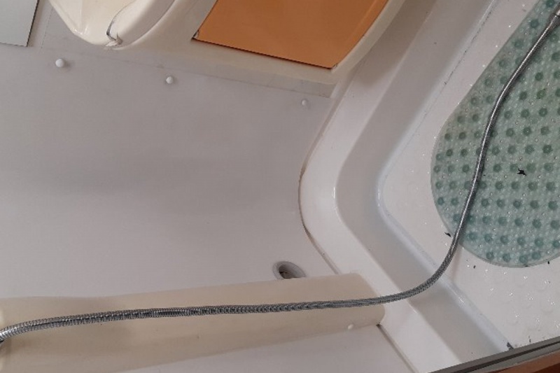 Výměna prasklé zástěny v koupelně autokaravanu