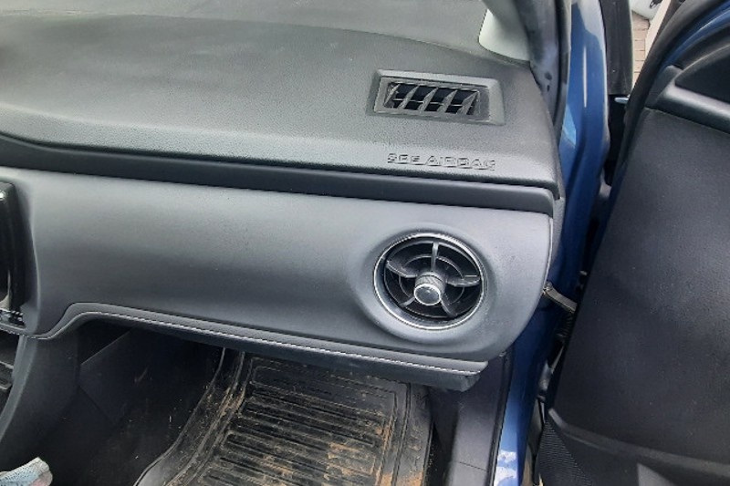 Poškozená palubní deska Toyota Auris
