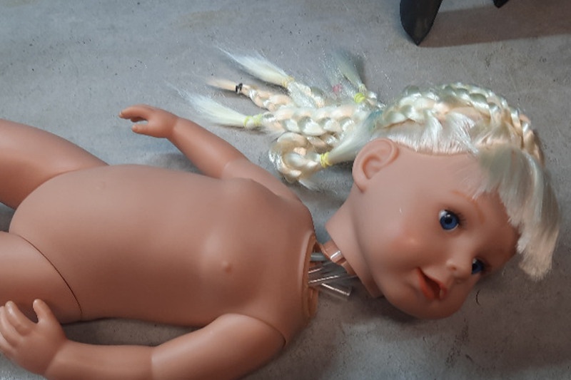 Oprava hlavičky panenky
