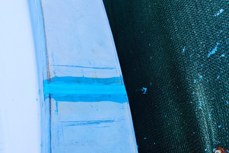 Detail opravy  plastovém bazénu