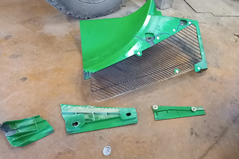 Traktor - oprava prasklých plastů