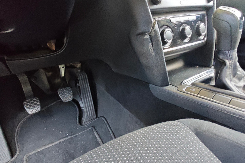 Poškozená palubní deska Škoda Superb