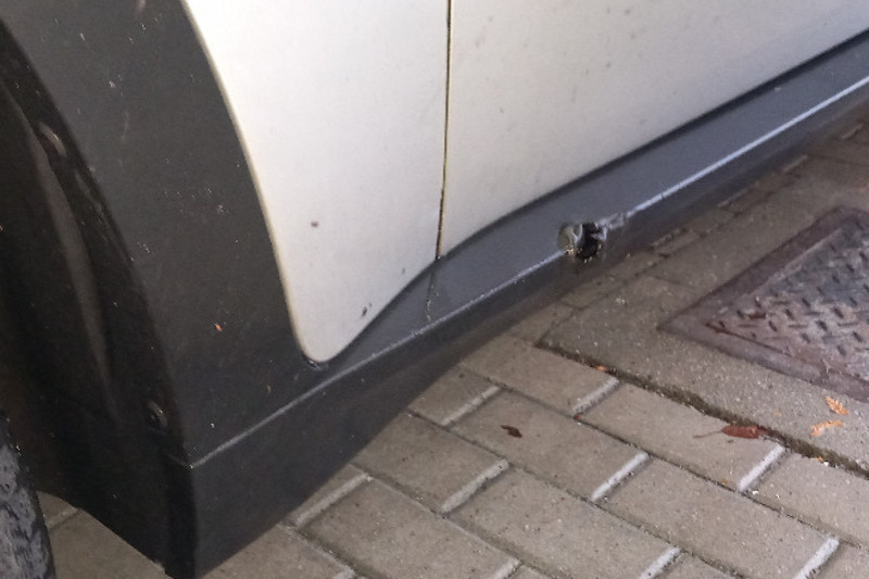 Oprava proraženého plastového prahu BMW