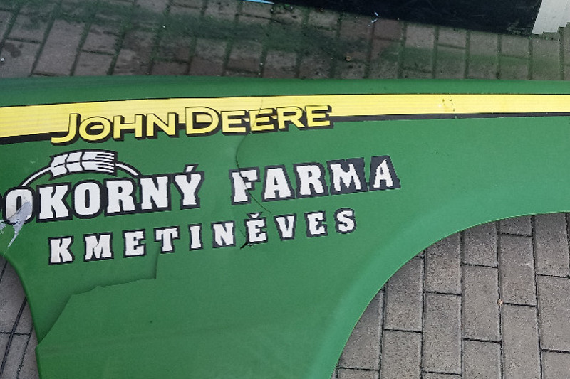 Oprava plastů na traktor