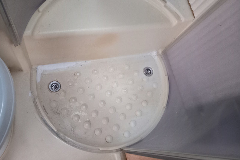 Autokaravan oprava popraskané vaničky