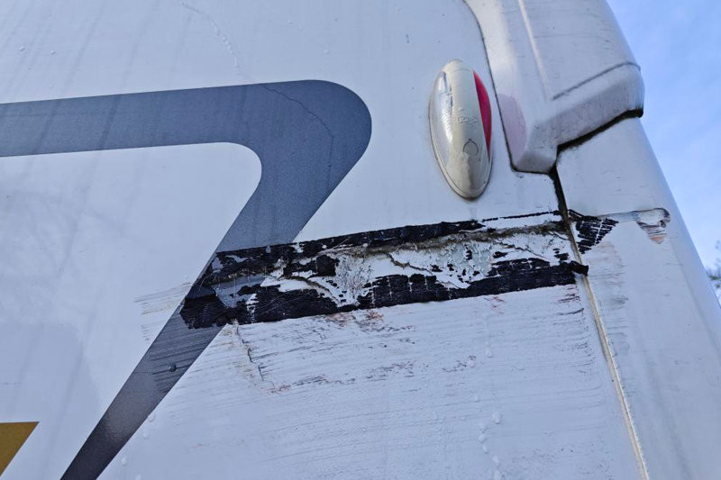 Autokaravan - oprava bočního průrazu a poškozeného horního růžku