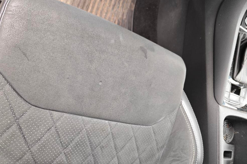 Autosedačka alcantara, propálení od cigarety