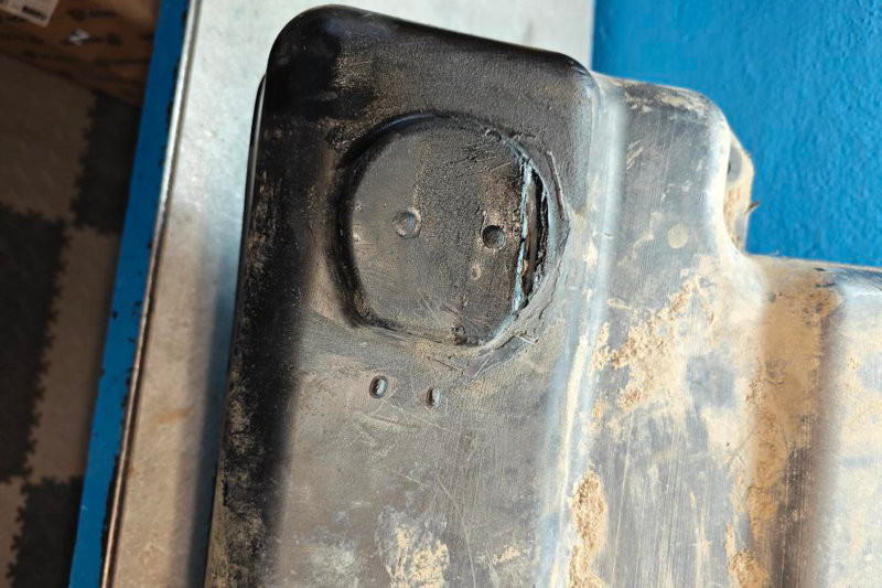 Palivová nádrž, oprava prořízlé palivové nádrže