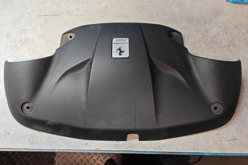 Oprava praskliny plastů Ferrari a dobarvení