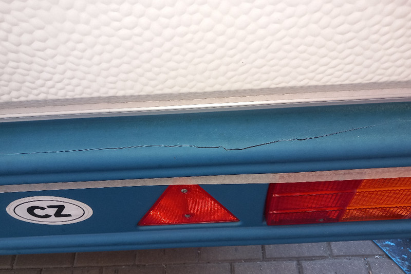 Oprava popraskaného staršího nárazníku na karavan