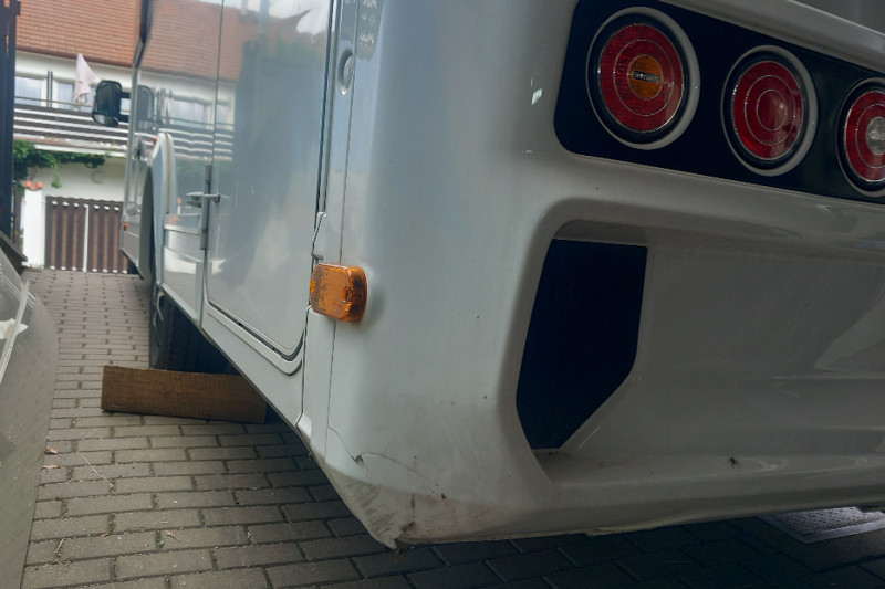 Autokaravan - oprava rohu zadního nárazníku 