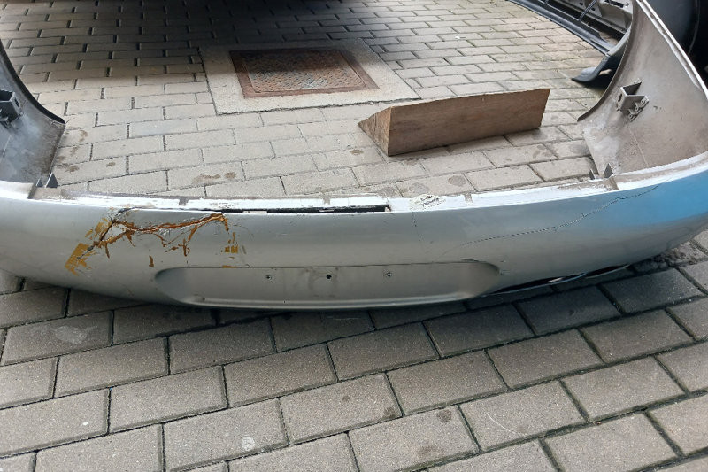 Oprava velmi poškozeného nárazníku na starého Forda