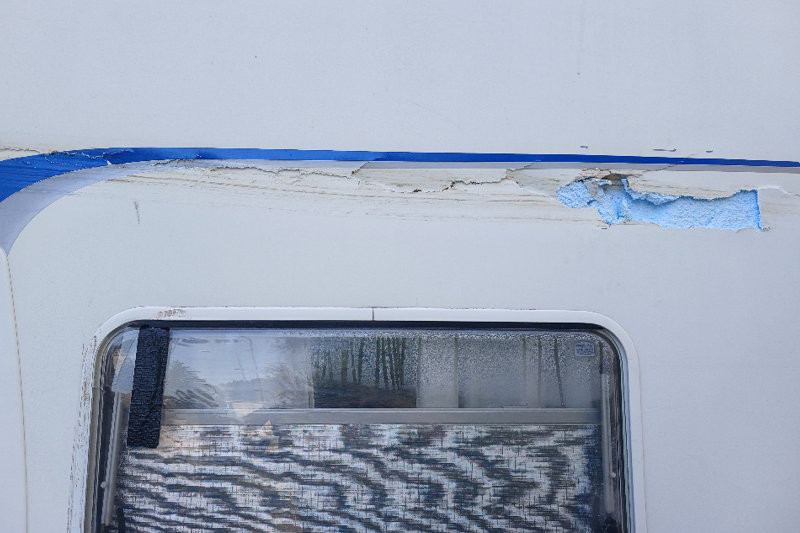 Autokaravan - oprava proraženého boku