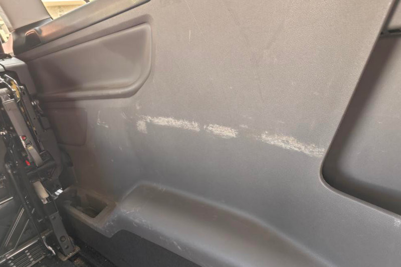 Ford Custom oprava poškozených interiérových plastů