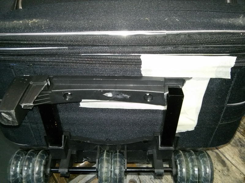 Oprava ulomené nohy cestovního kufru