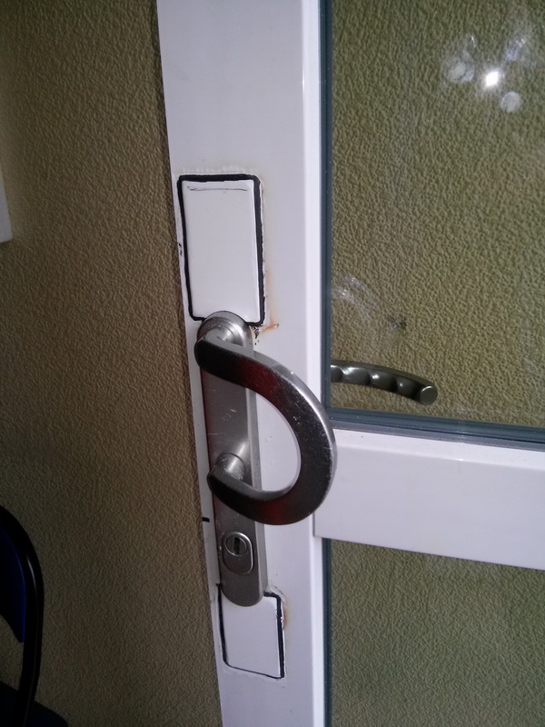 Výroba bezpečnostního krytu opravených dveří