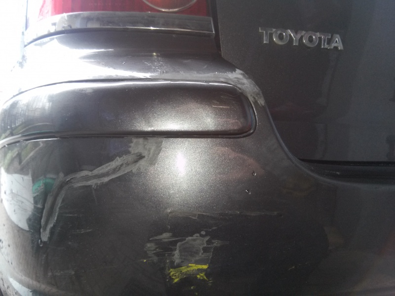 Oprava popraskaného rohu nárazníku Toyota Avensis