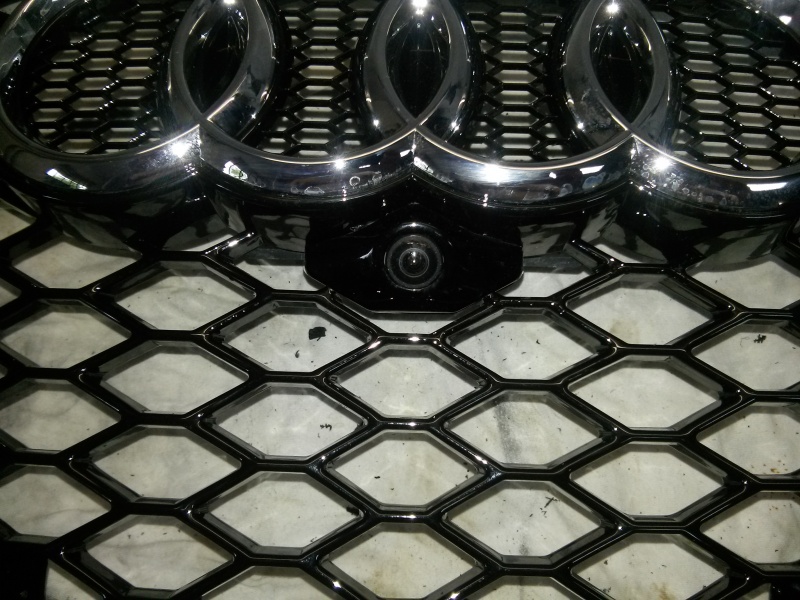 Instalace přední kamery do nové mřížky Audi
