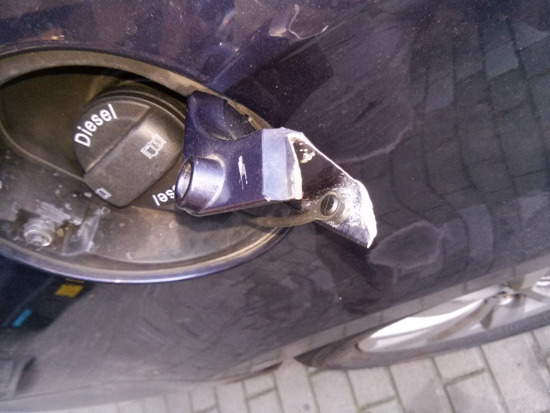 Oprava ulomeného víčka nádrže VW Golf