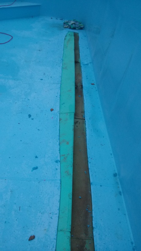 Oprava vln podél stěn přelivový bazén