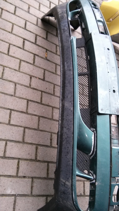 Oprava rozlámaného nárazníku Mercedes-Benz MG