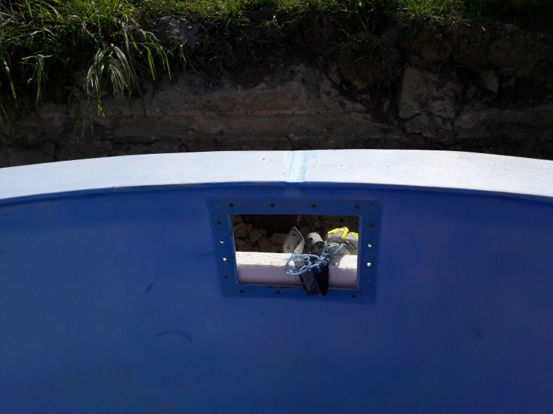 Oprava a zahlazení roztrženého bazénového lemu