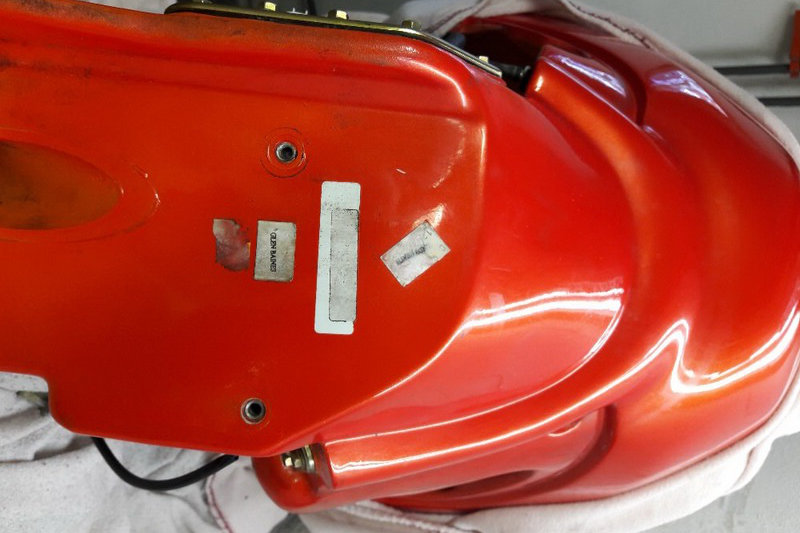 Oprava tekoucího šroubu nádrže na Moto