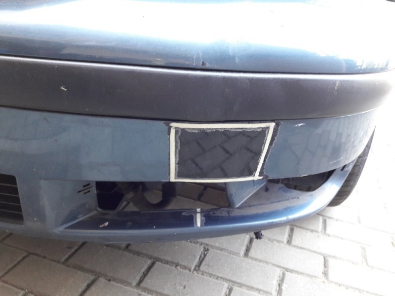 Oprava vyřízlé díry v předním nárazníku VW