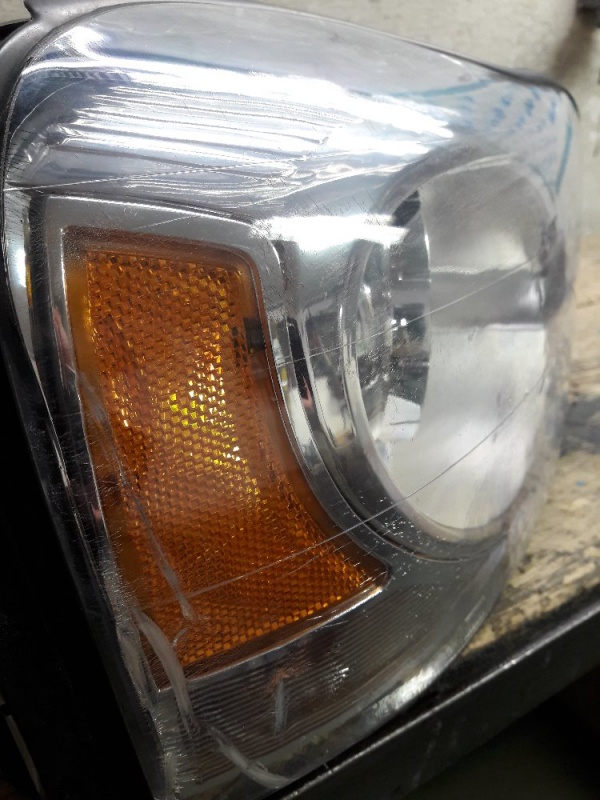Svaření prasklin na světle Volvo XC90