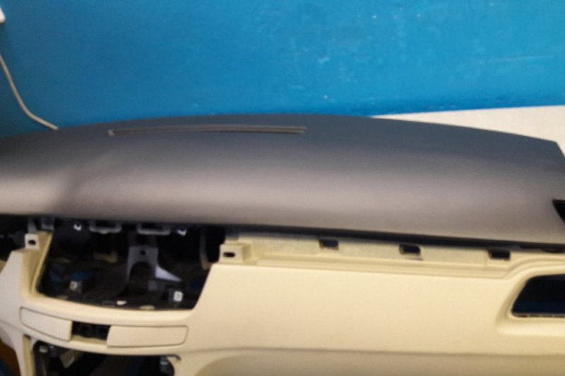 Oprava povrchu vystřelené palubní desky po airbagu Peugeot