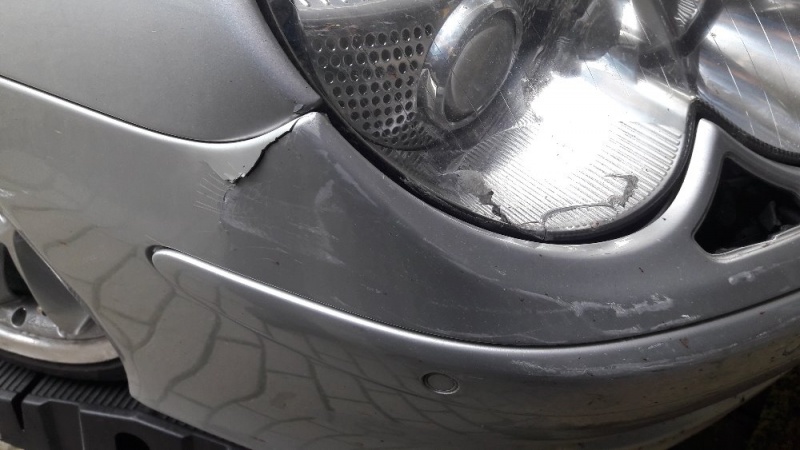 Oprava prasklého nárazníku Mercedes AMG