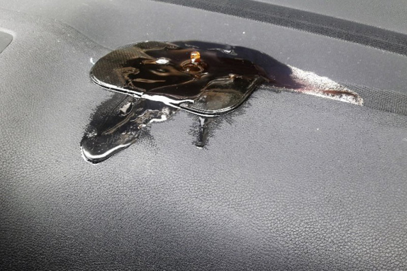 Odstranění podložky pod mobil na palubní desce Škoda Octavia II