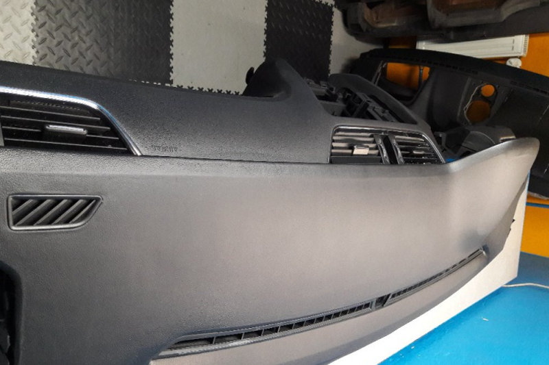 Oprava roztržené přístrojové desky od airbagu