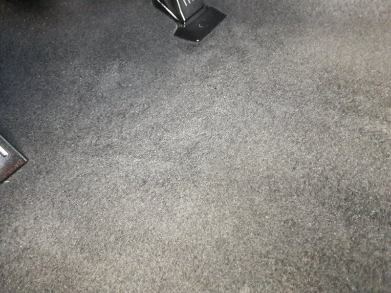 Oprava díry v koberečku-vytlačeno od paty