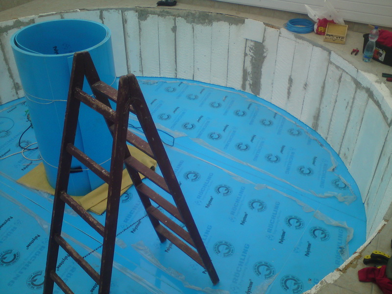 Stavba plastového bazénu přímo v domě u zákazníka
