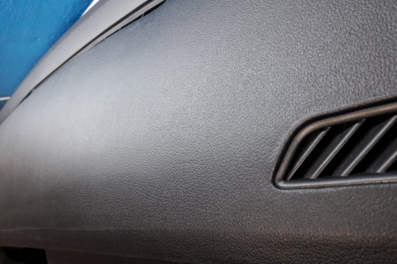 Oprava povrchu palubní desky Škoda Octavia III