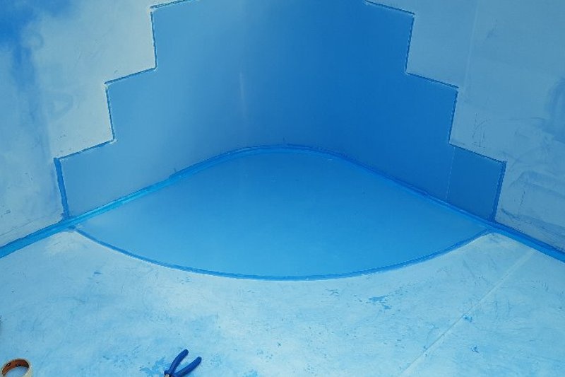 Oprava praskliny pod schody bazénu