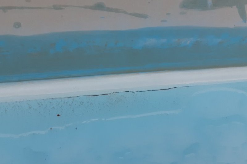 Oprava malé praskliny v rohu bazénu