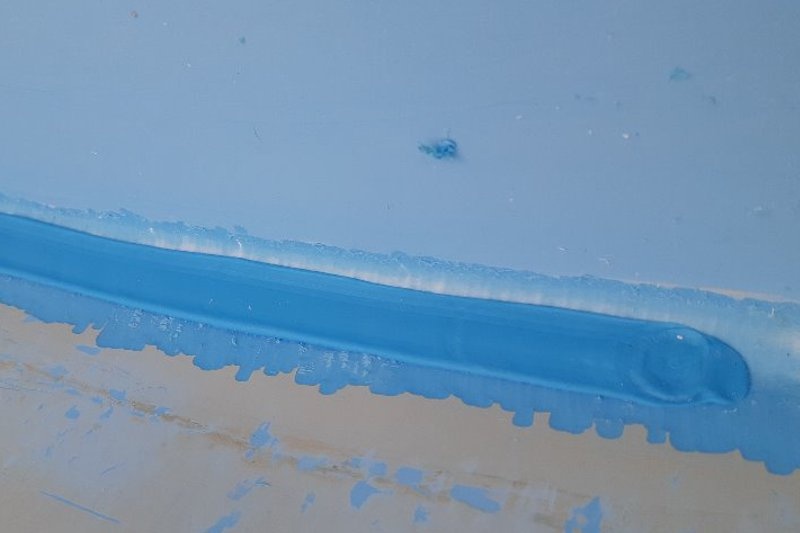 Oprava malé praskliny v rohu bazénu
