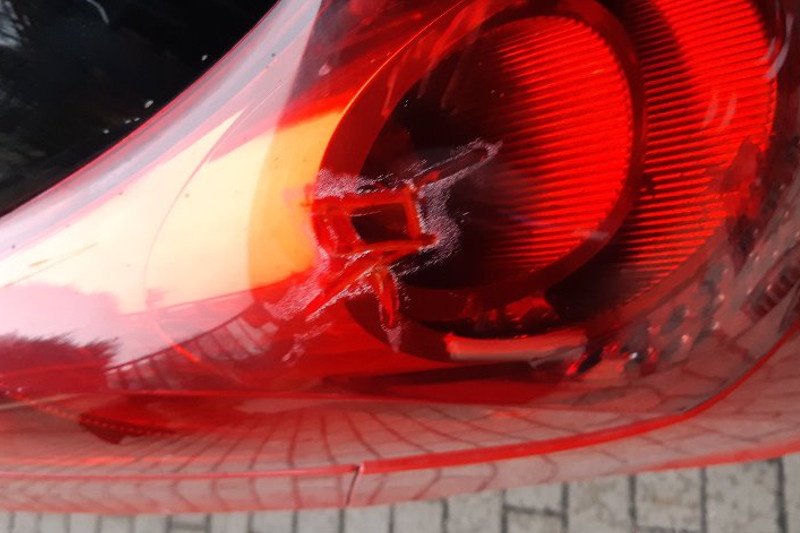 Doplnění a oprava díry v zadním světle Peugeot