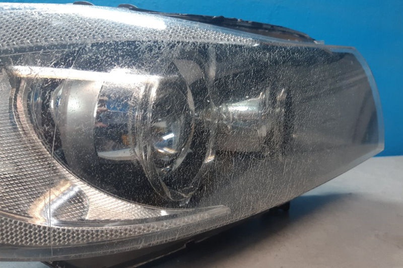 Oprava zdánlivě nevratně zničeného povrchu světla BMW