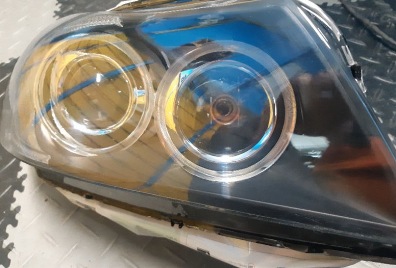 Oprava zdánlivě nevratně zničeného povrchu světla BMW